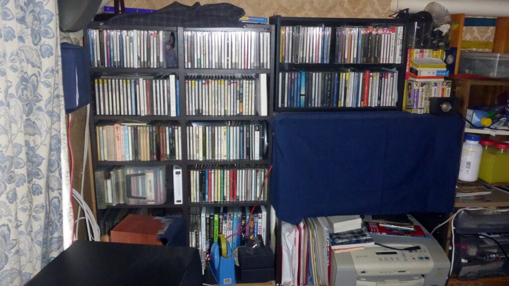 ラックにCDを収納しているようす