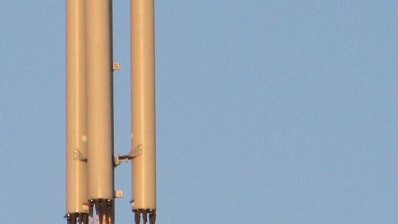 望遠レンズで無線中継アンテナを撮影