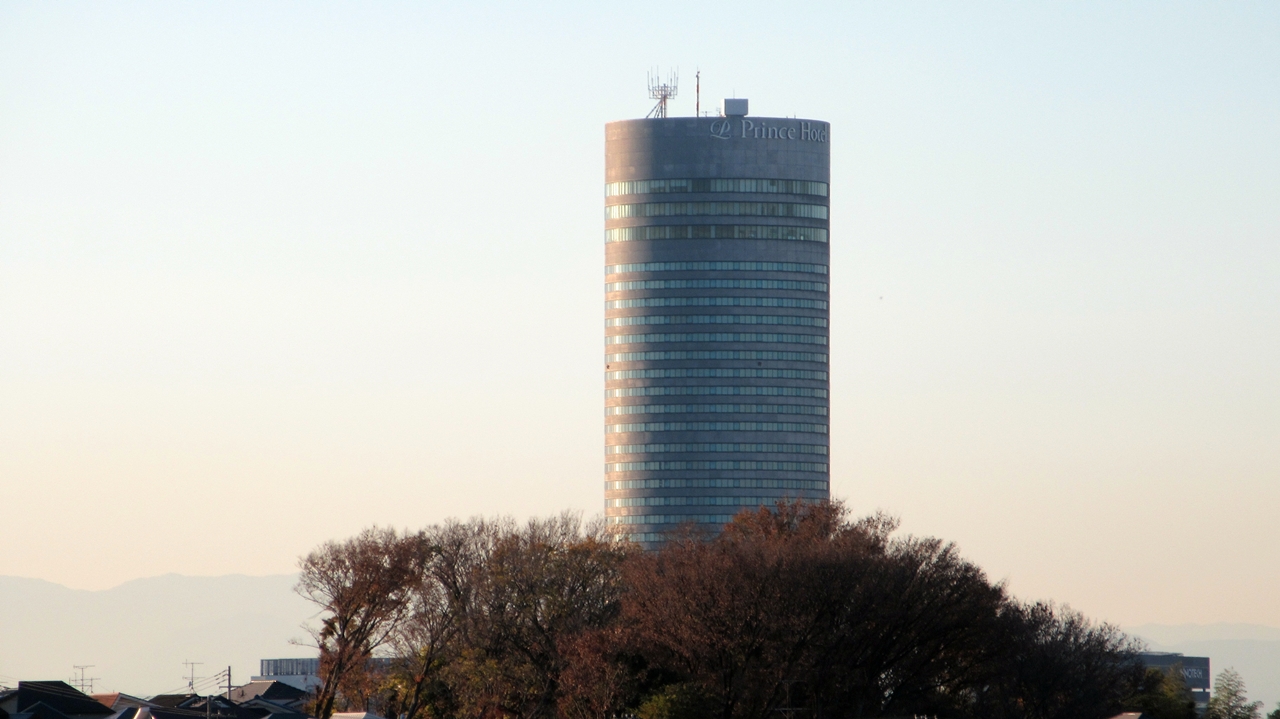法隆寺交差点から新横浜プリンスホテルを眺める