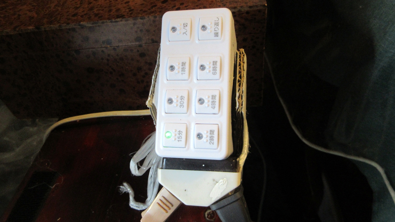 取り付けたタイマースイッチを正面から見る