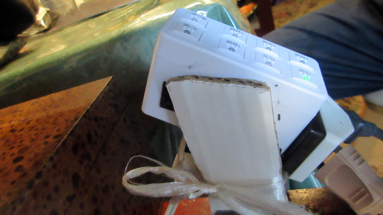 取り付けたタイマースイッチを左側から見る