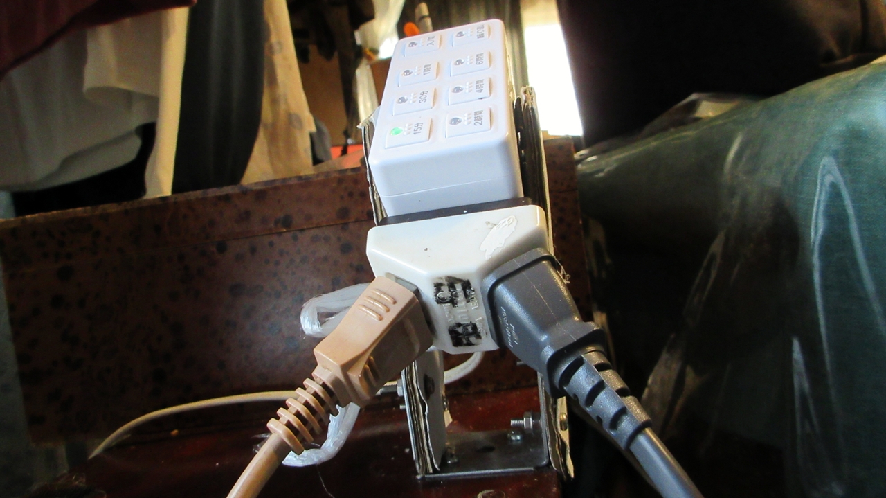 取り付けたデジタルタイマーを下から見たようす