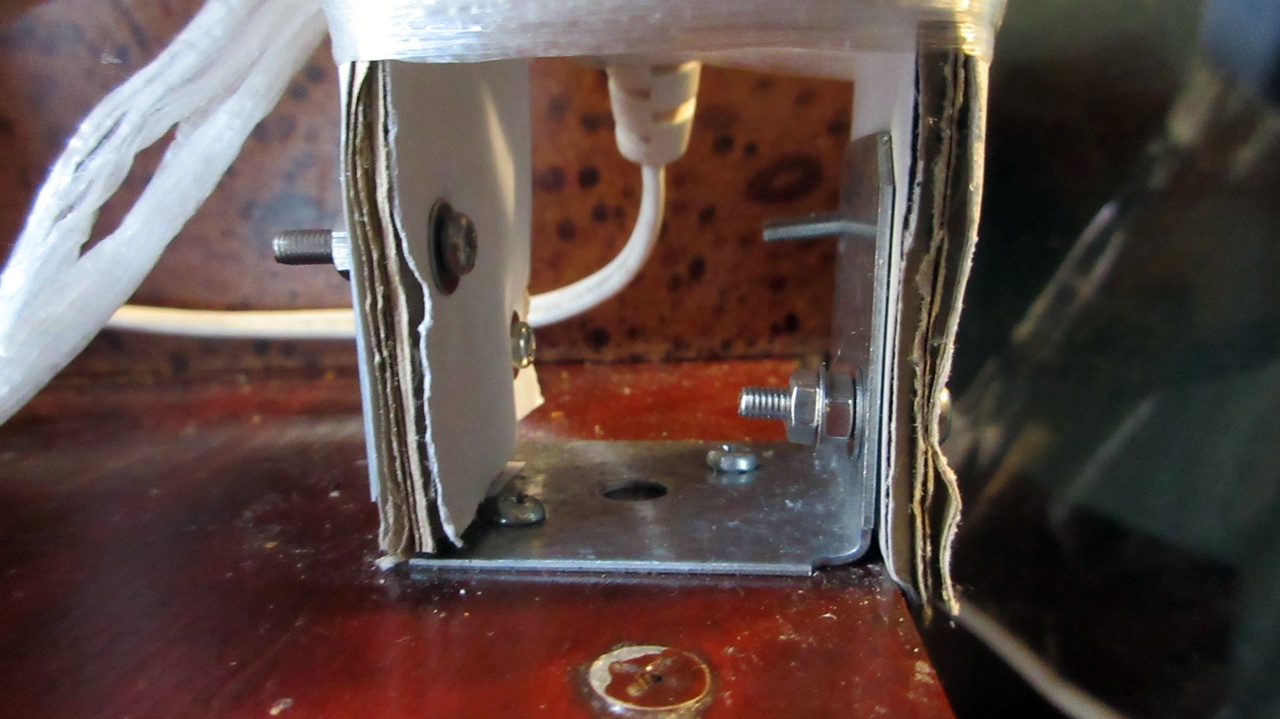 コの字型金具の内側のようす