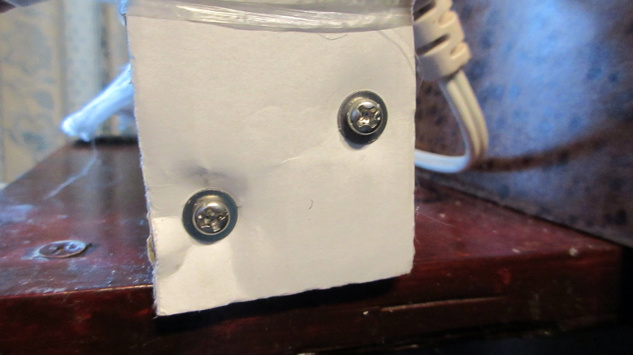 デジタルタイマーの支えとコの字型金具をビスで固定