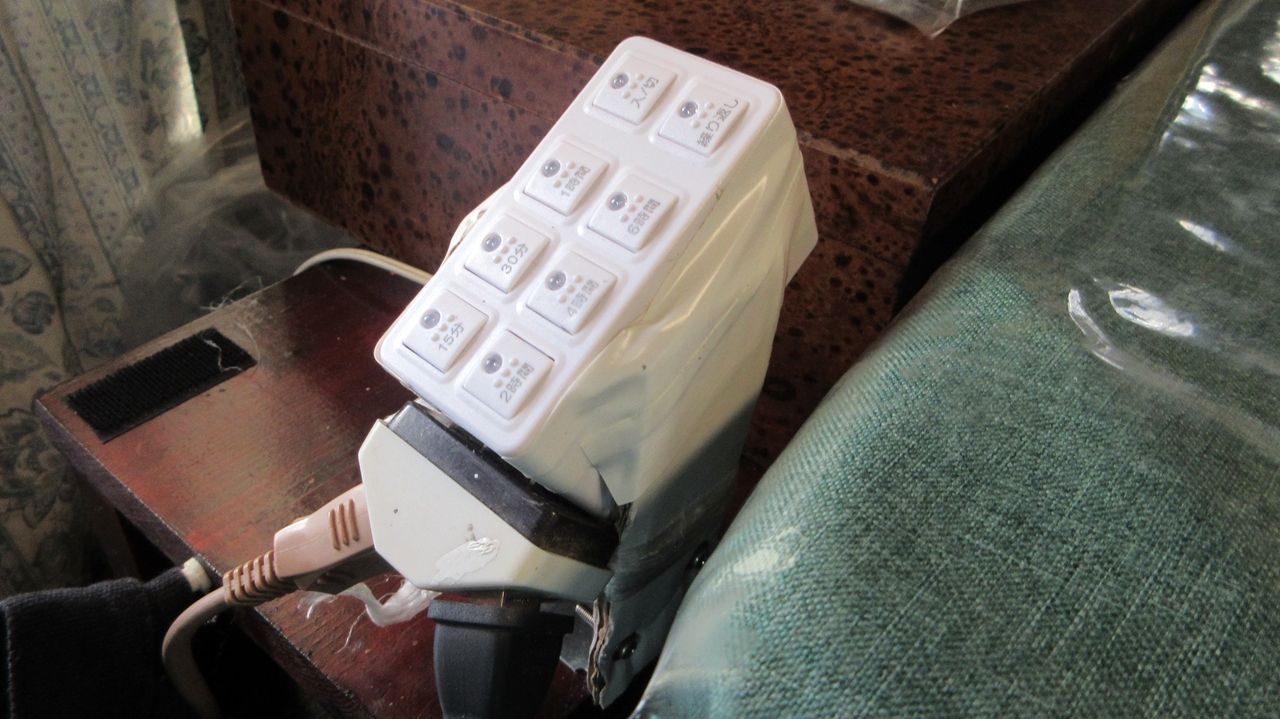 タイマースイッチをビニールテープで固定したようす