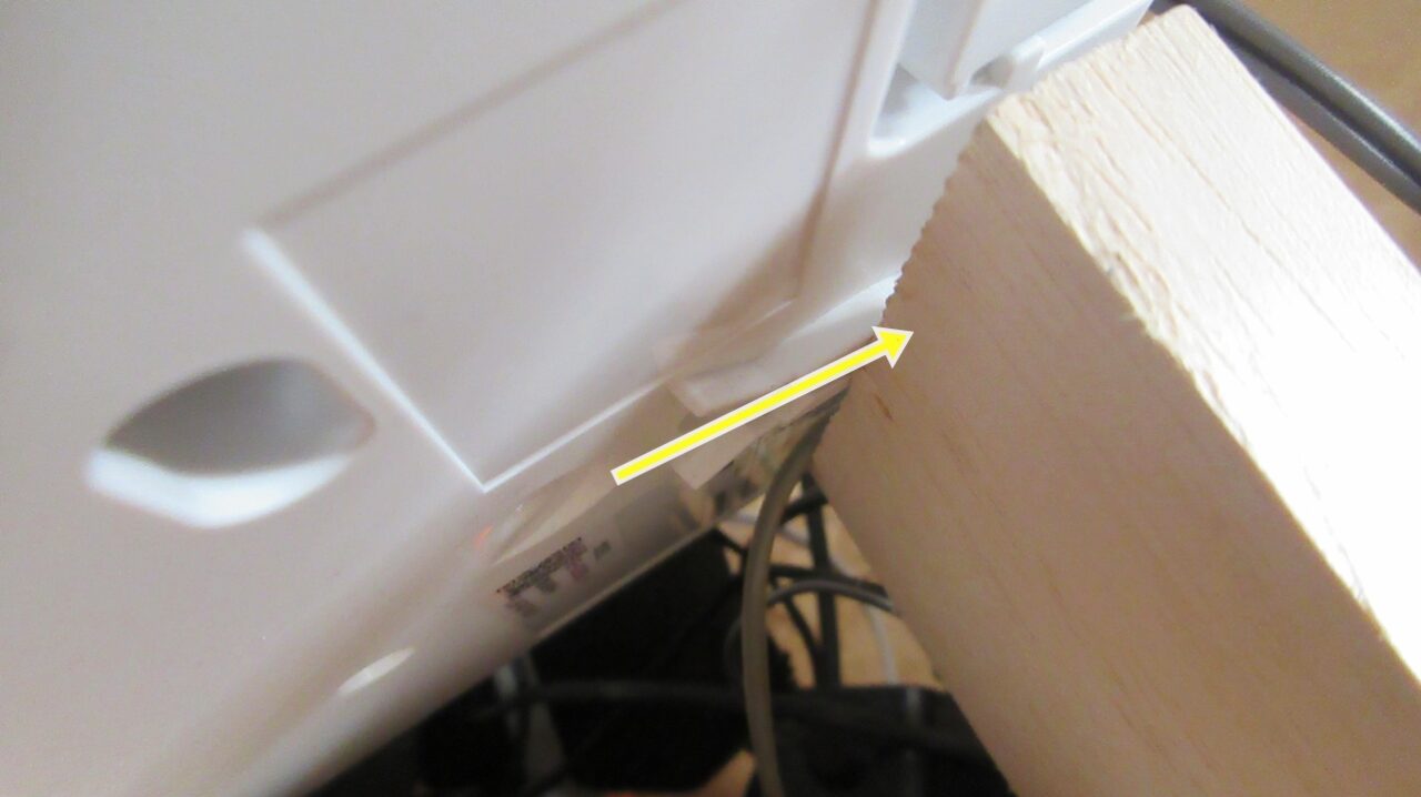 カーペット鋲の頭をフック用の穴に滑り込ませる