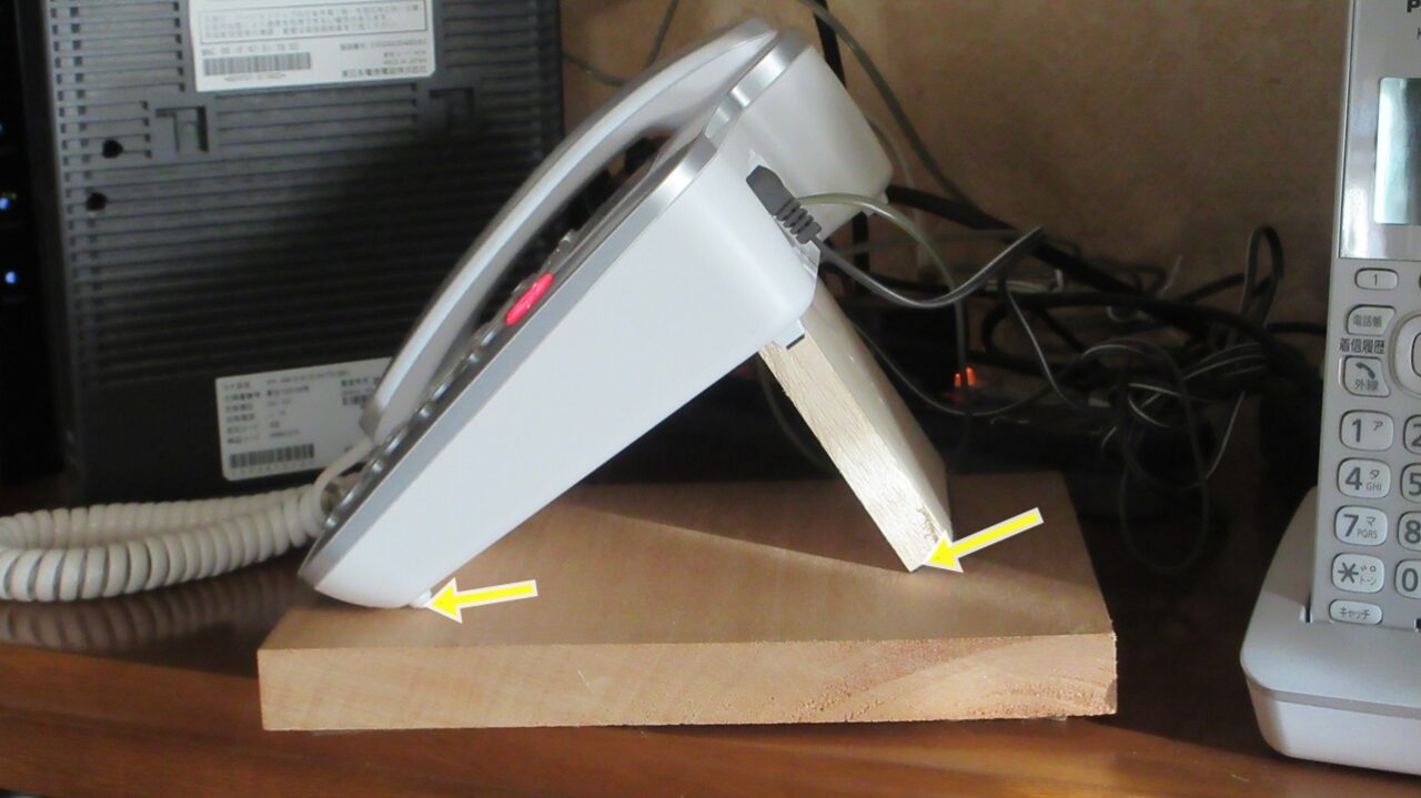 支え板と電話機本体を置き台に両面テープで固定
