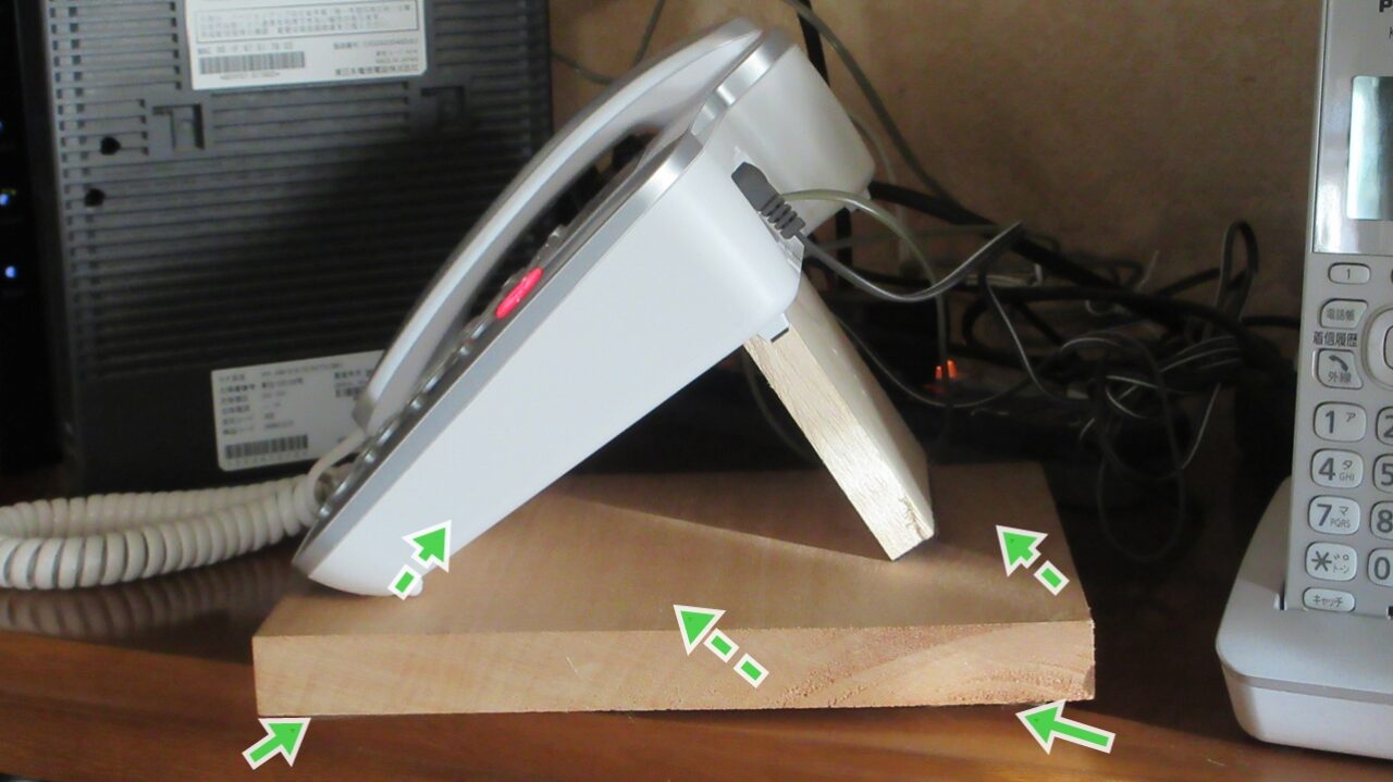 置き台の下面の5箇所に隙間テープを貼り付ける