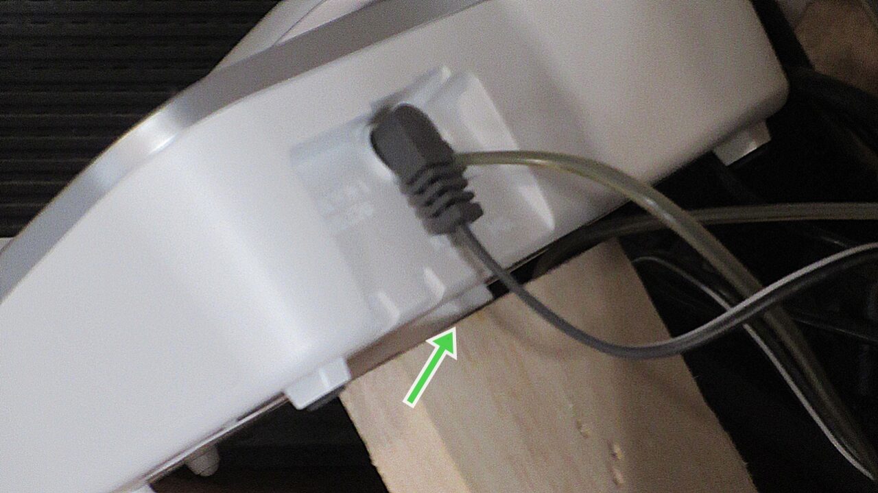 鋲の頭をフック用の穴に潜り込ませる