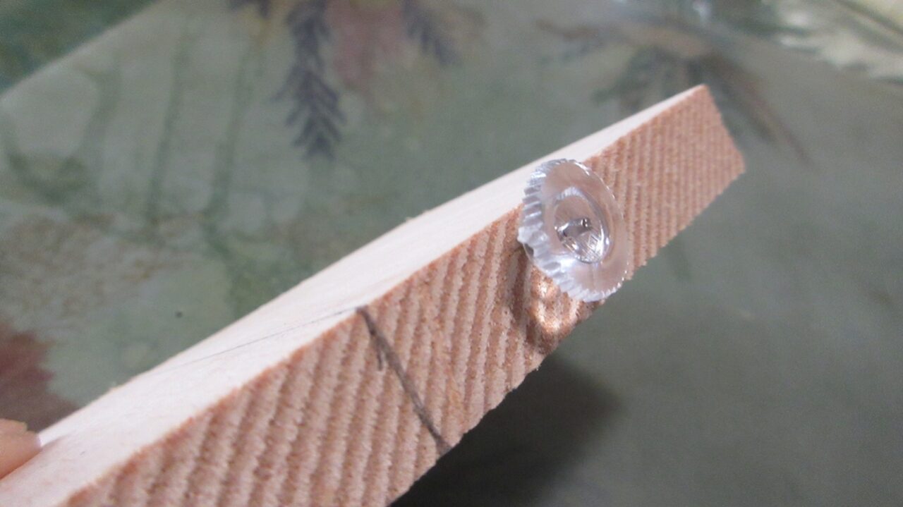 支え板にカーペット用の鋲を押し込む