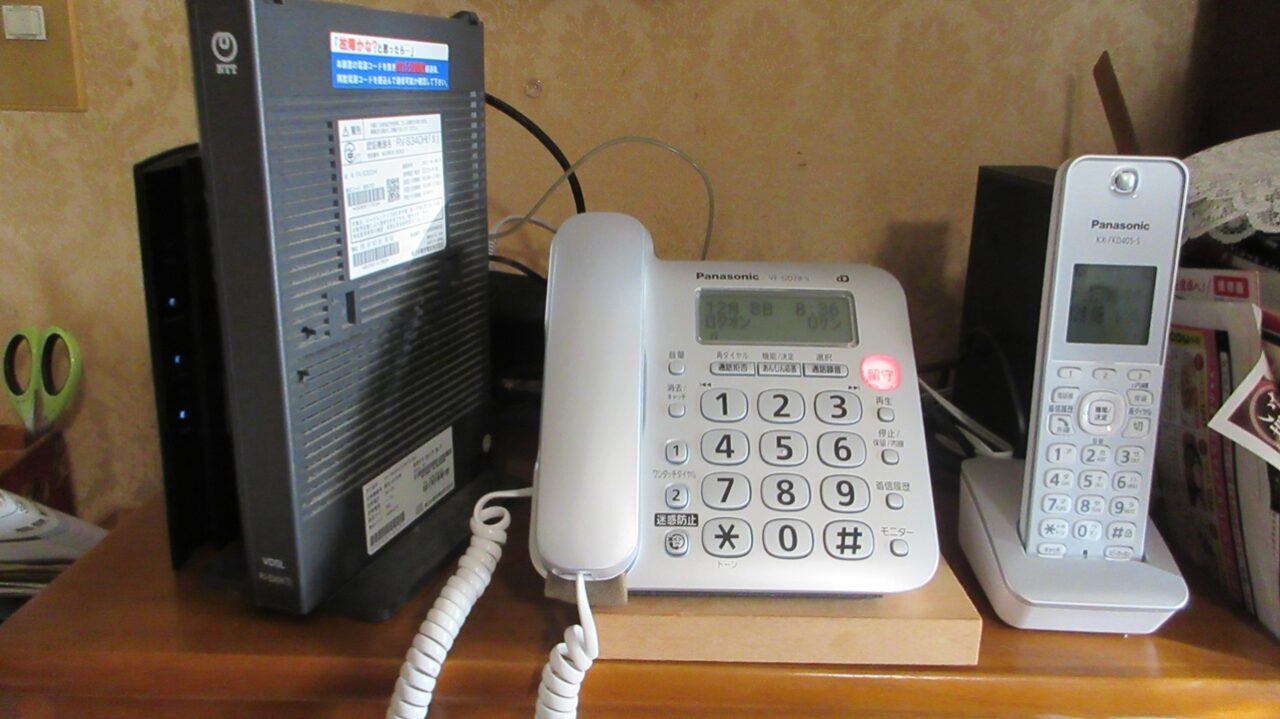 固定電話機を前向きに斜めに固定したようす