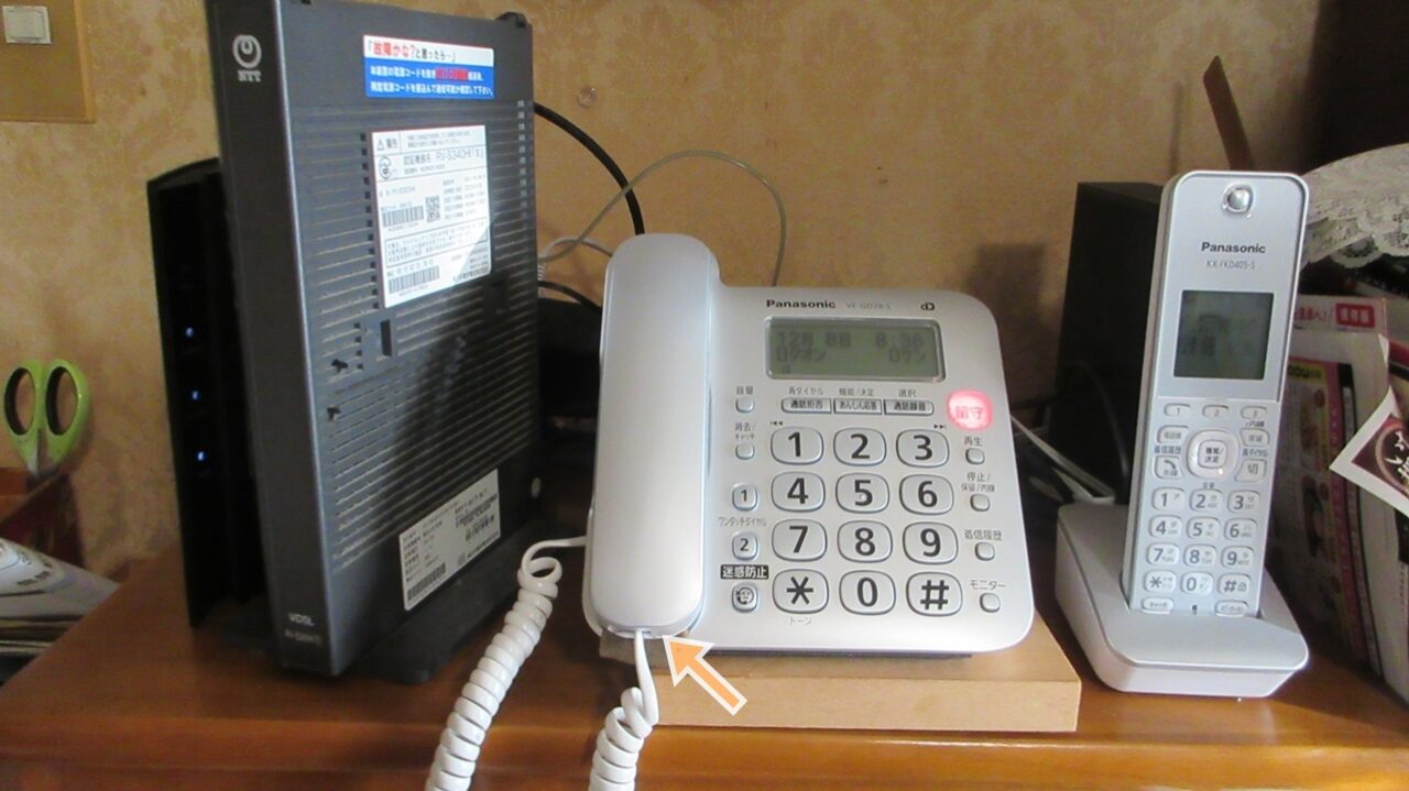固定電話機を前向きに斜めに固定したようす