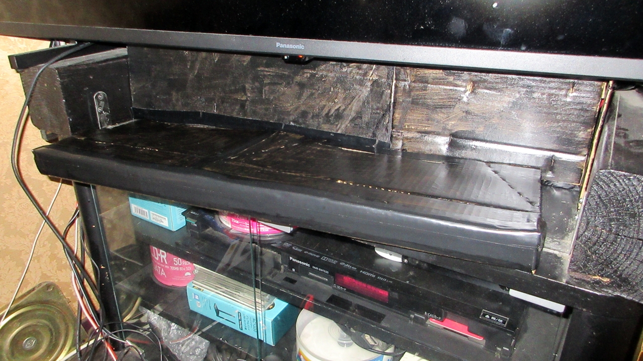 テレビの音を前方上向きに向ける反射板のようす