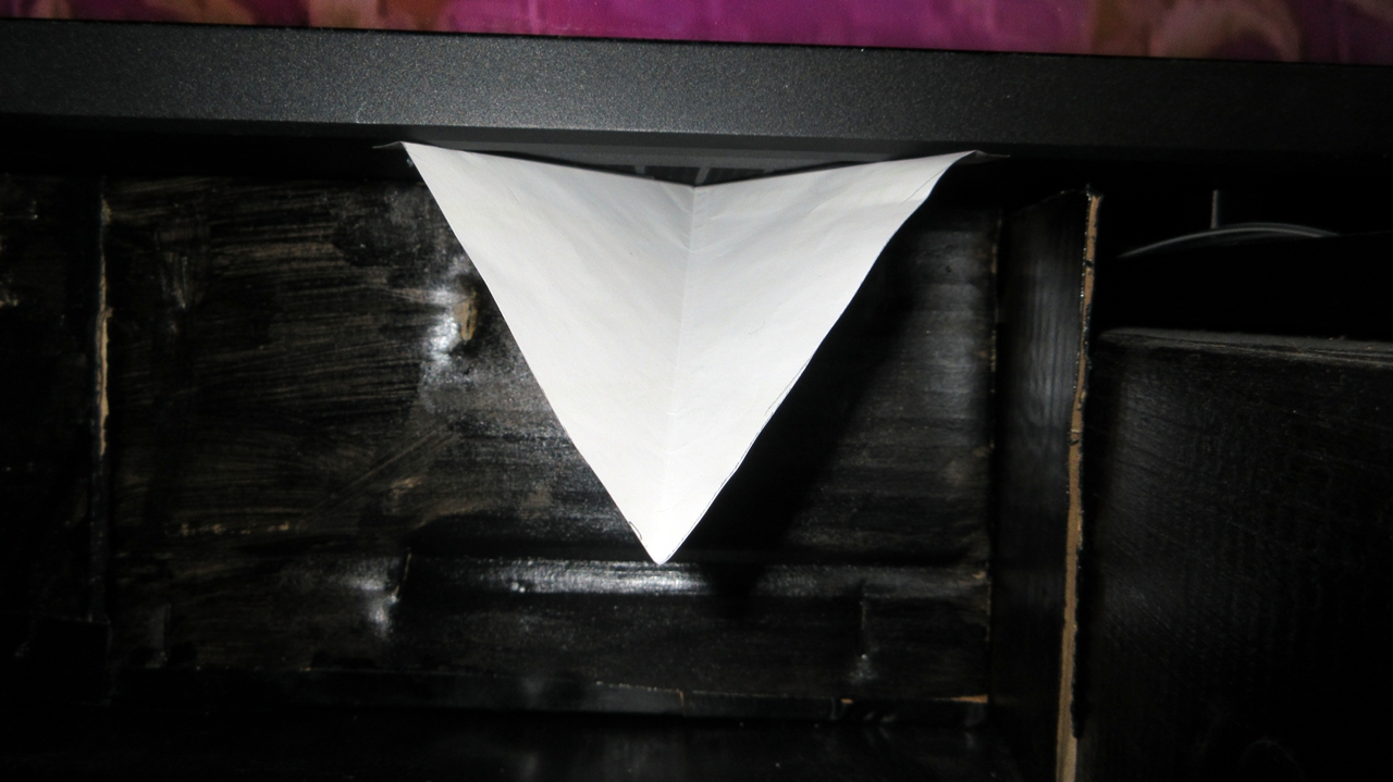 三角カバー型紙をテレビに当てた正面のようす