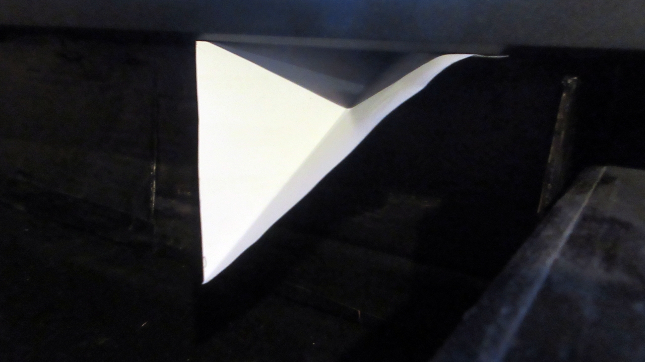 三角カバー型紙をテレビに当ててみる