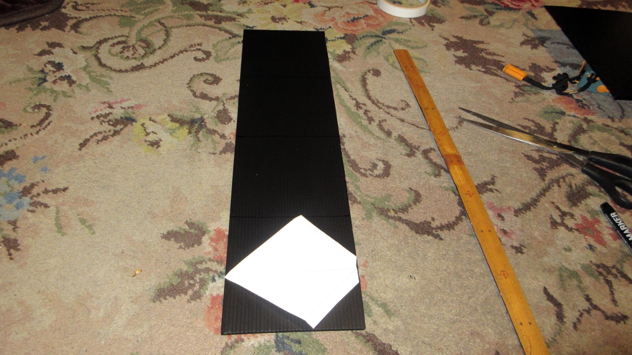 プラダンに三角カバーの印をつけていく