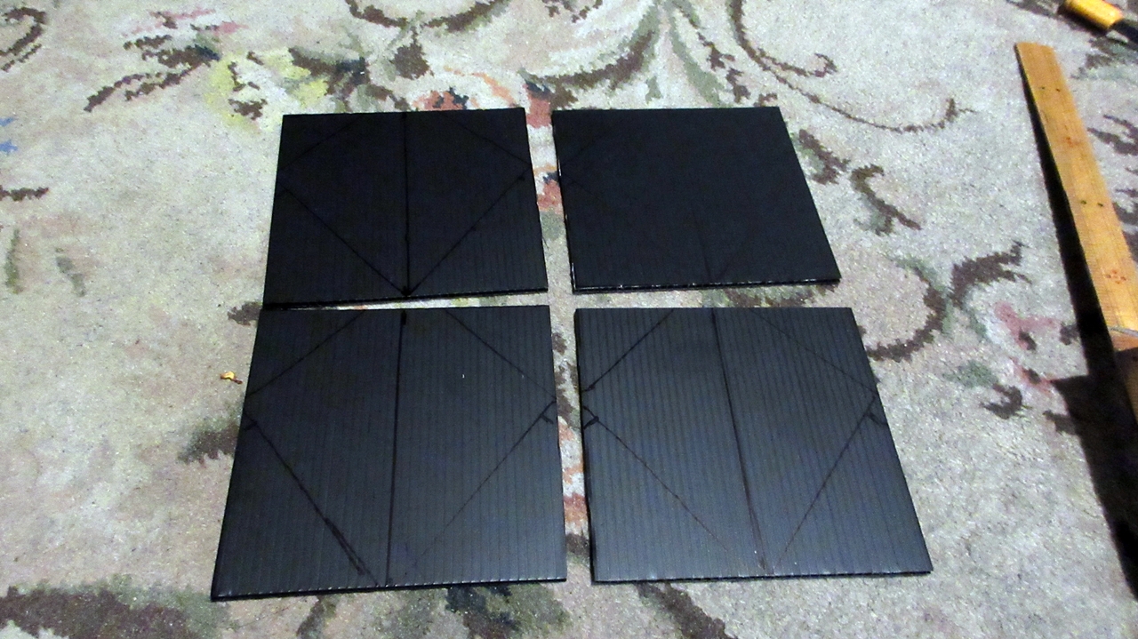 プラダン4枚に三角カバーの型紙の印をつける