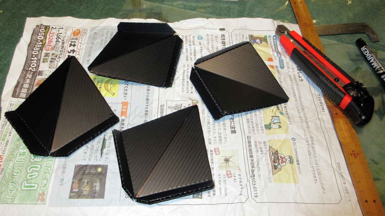 プラダン三角カバーを4つ並べてみた