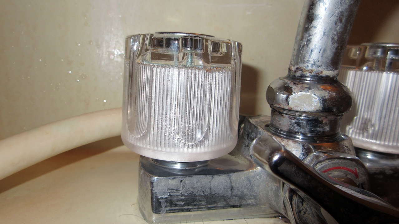 浴室の温水栓のようす