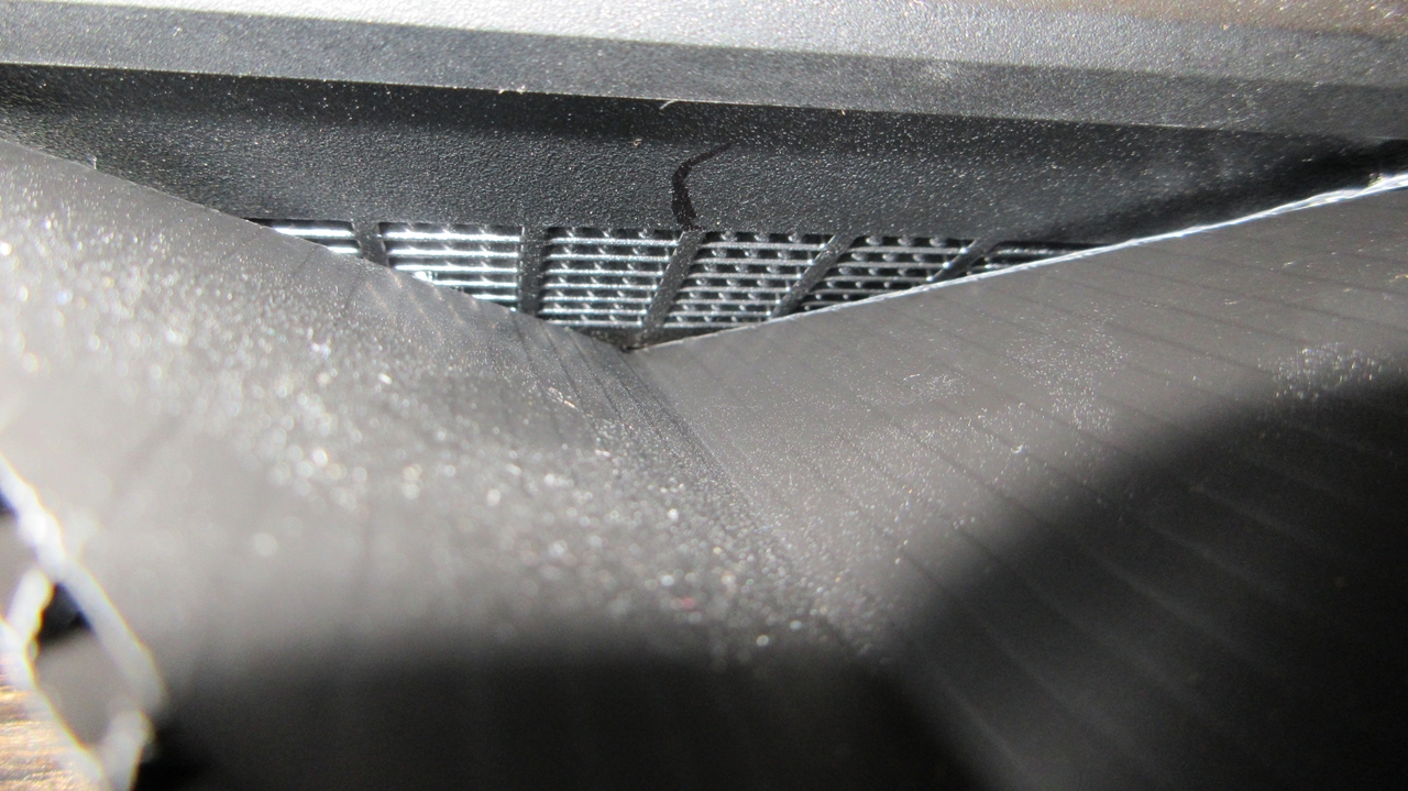 左側の三角カバー内部のようす