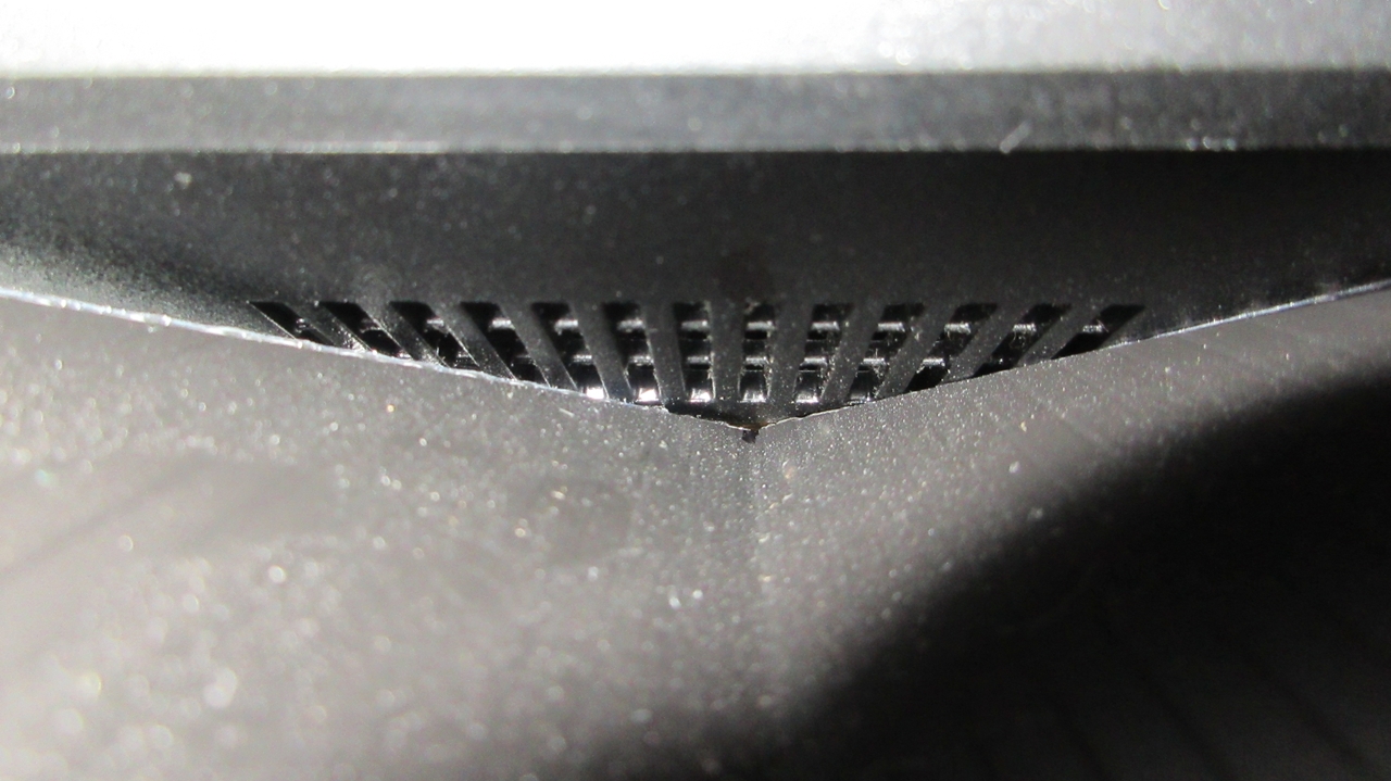 中央左側の三角カバー内部のようす