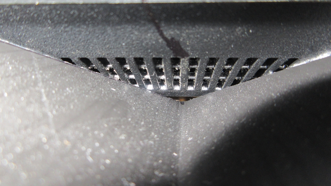 中央右側の三角カバー内部のようす