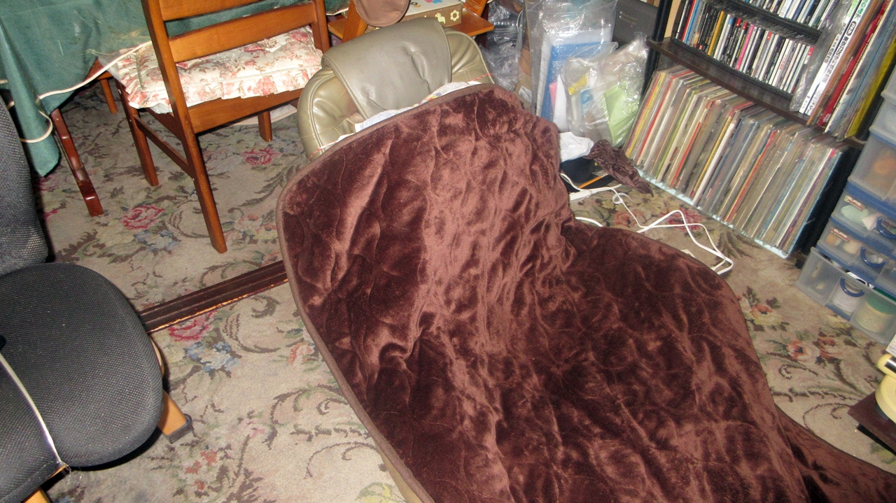 座椅子に電気敷毛布を乗せる