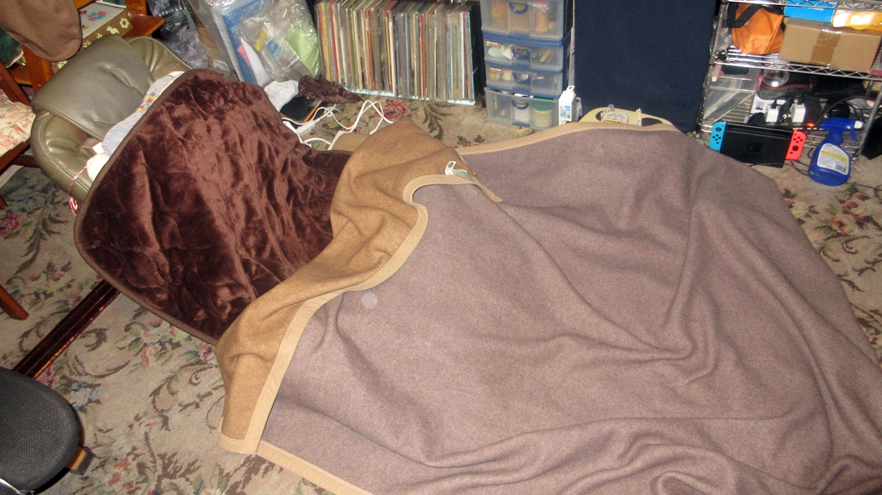 電気敷毛布の上に毛布を重ねる