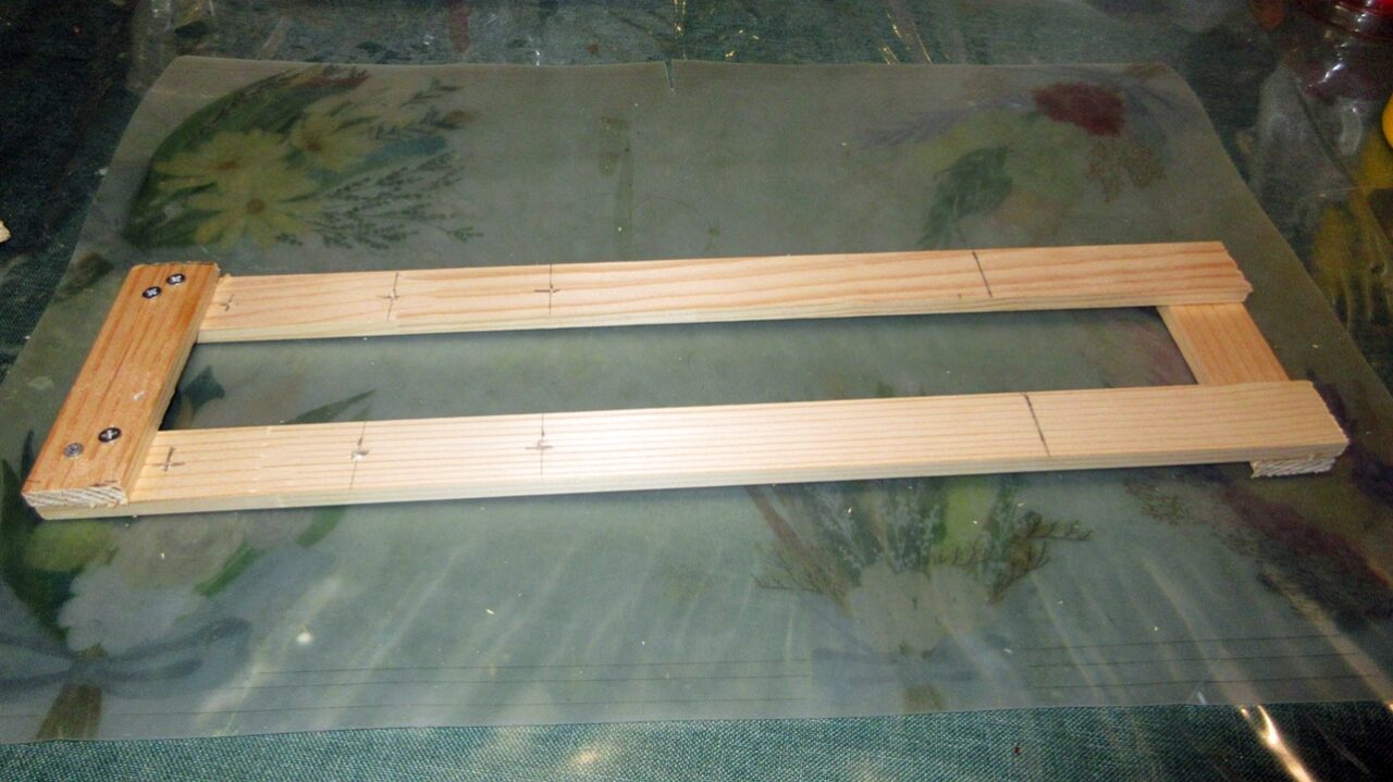 切り出した木片を木ネジで組み立て