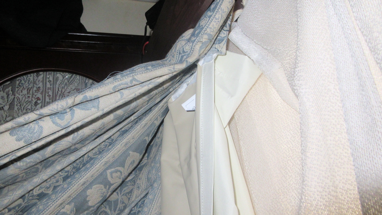 既存の左側のカーテンの裏側にカーテンを引っ掛ける