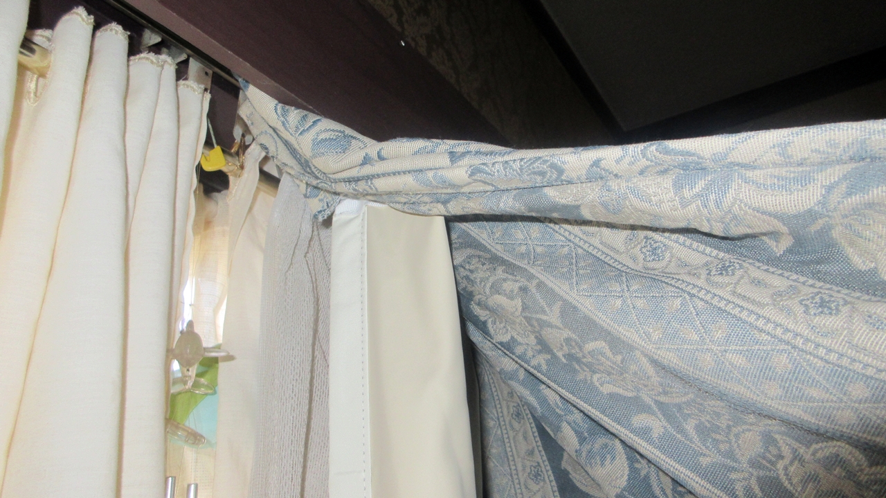 右側の既存のカーテンの裏側にカーテンを引っ掛ける