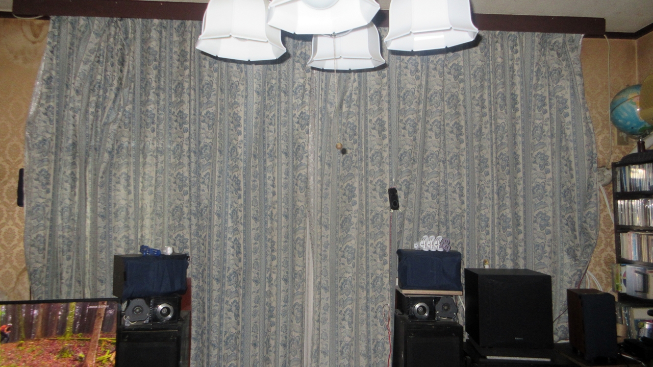 南側ベランダのカーテンを締め切ったようす