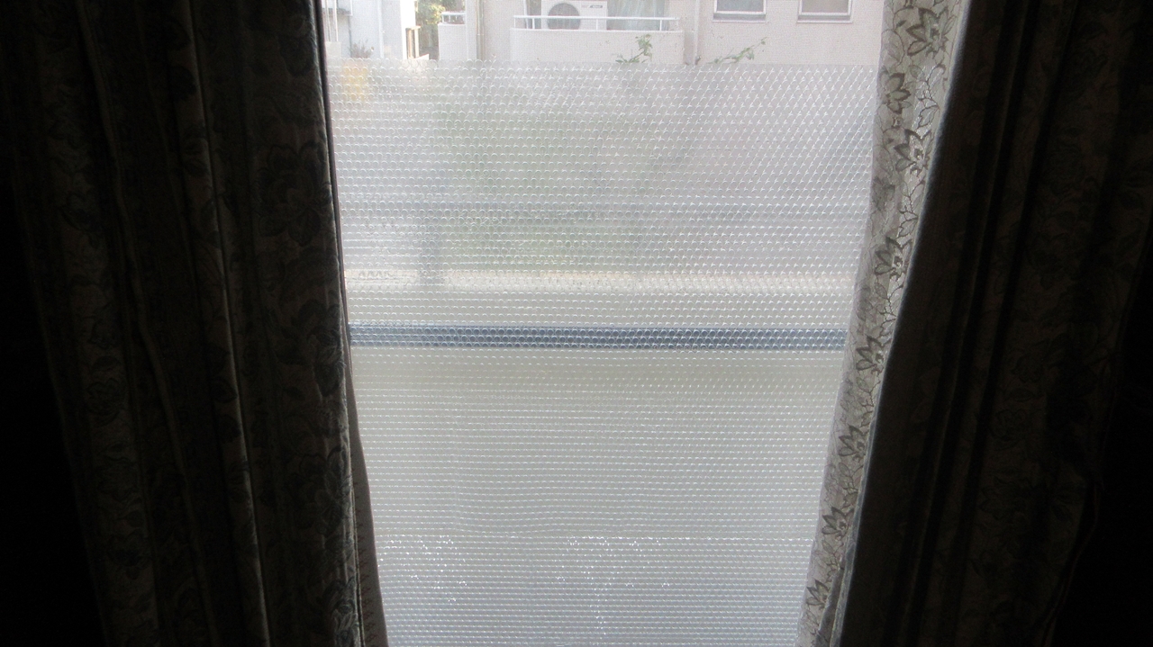 90x60cmサイズの窓ガラス断熱シートを2枚貼ったようす