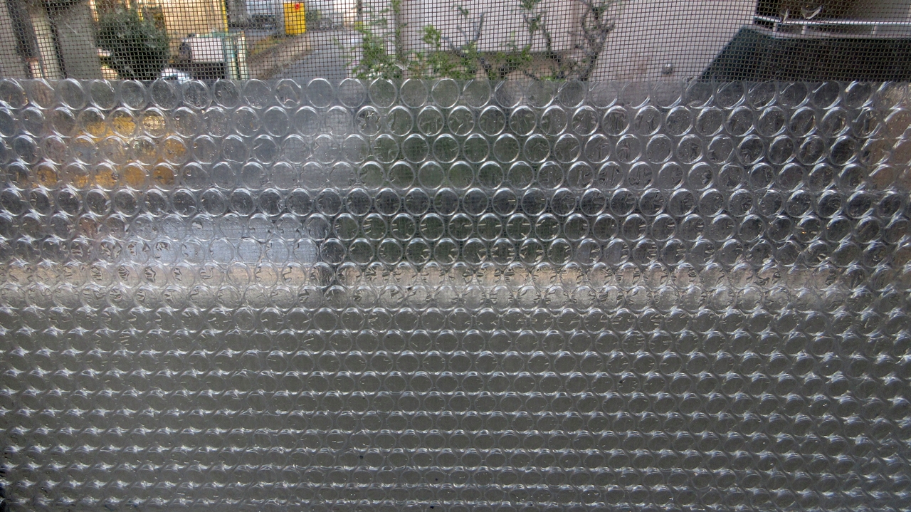 窓ガラス断熱シートを窓ガラスに貼り付けたようす