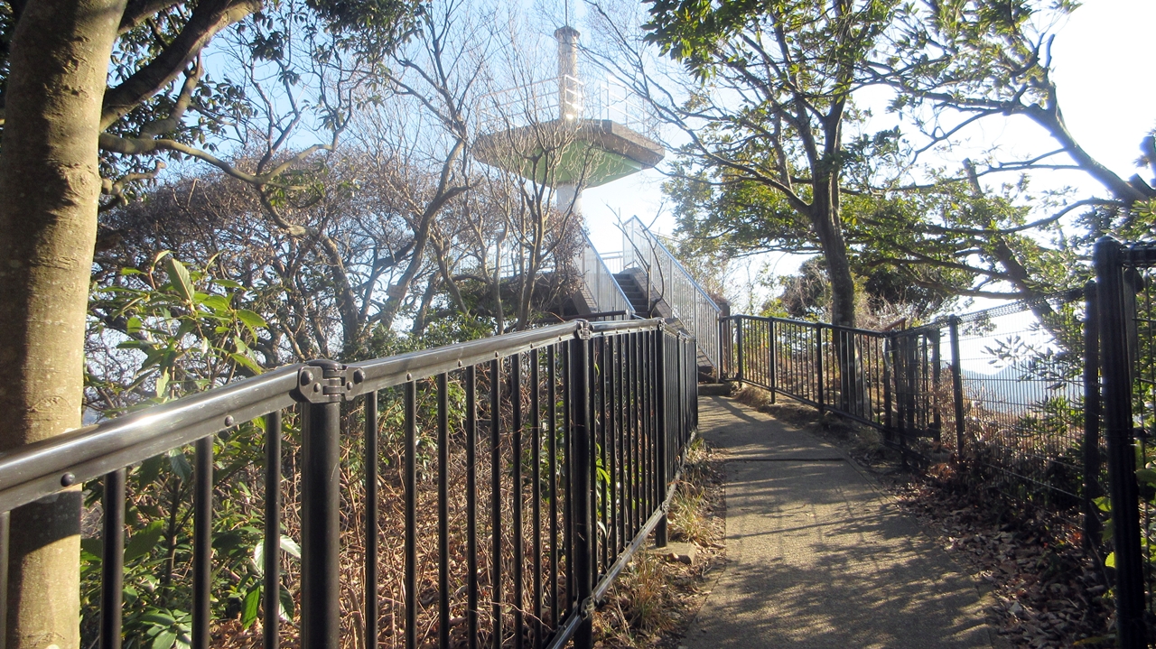 鷹取山展望台を見上げる