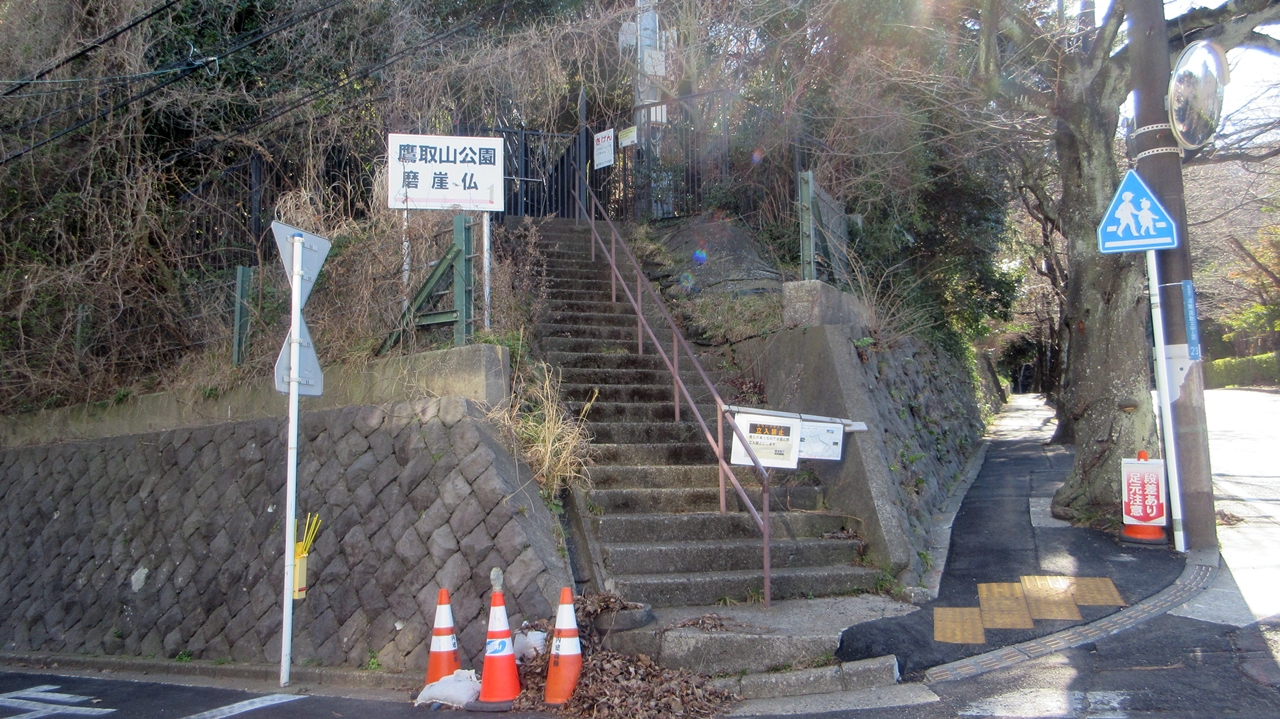 磨崖仏へ直接迎える階段が見つかる