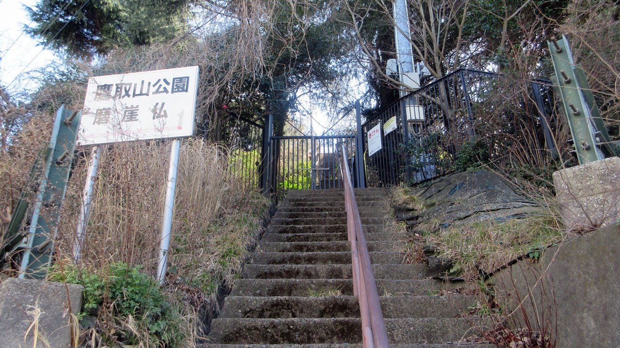 磨崖仏へ直接迎える階段