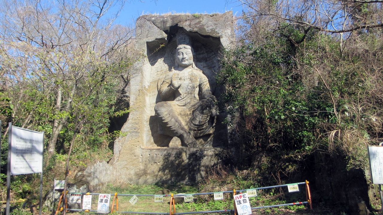 磨崖仏を遠くから見た全体のようす