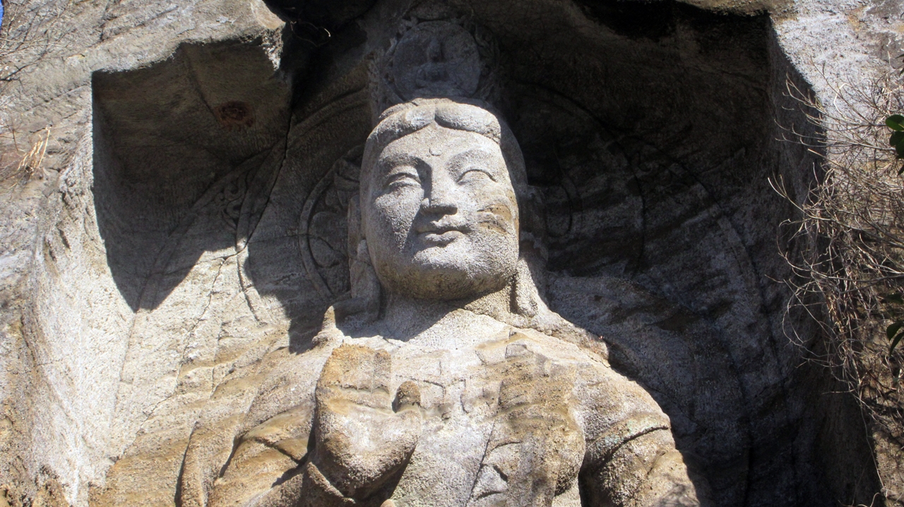 磨崖仏のお顔のようす