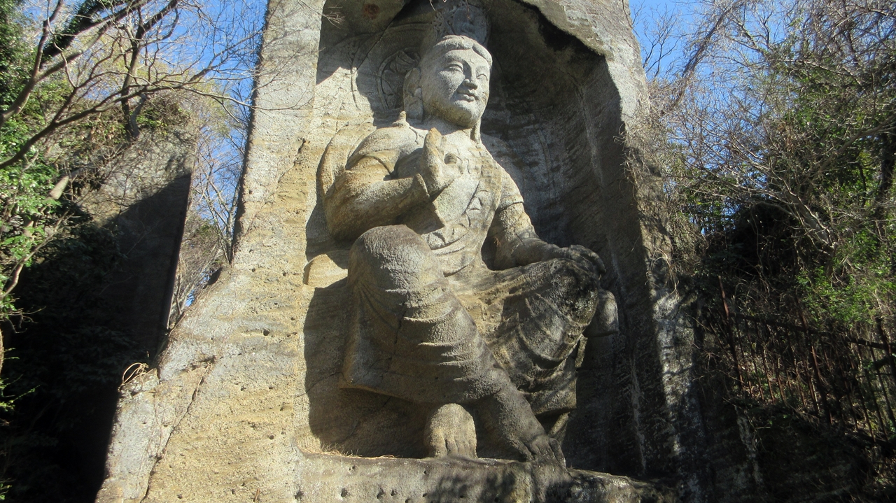 磨崖仏を左斜から見上げる