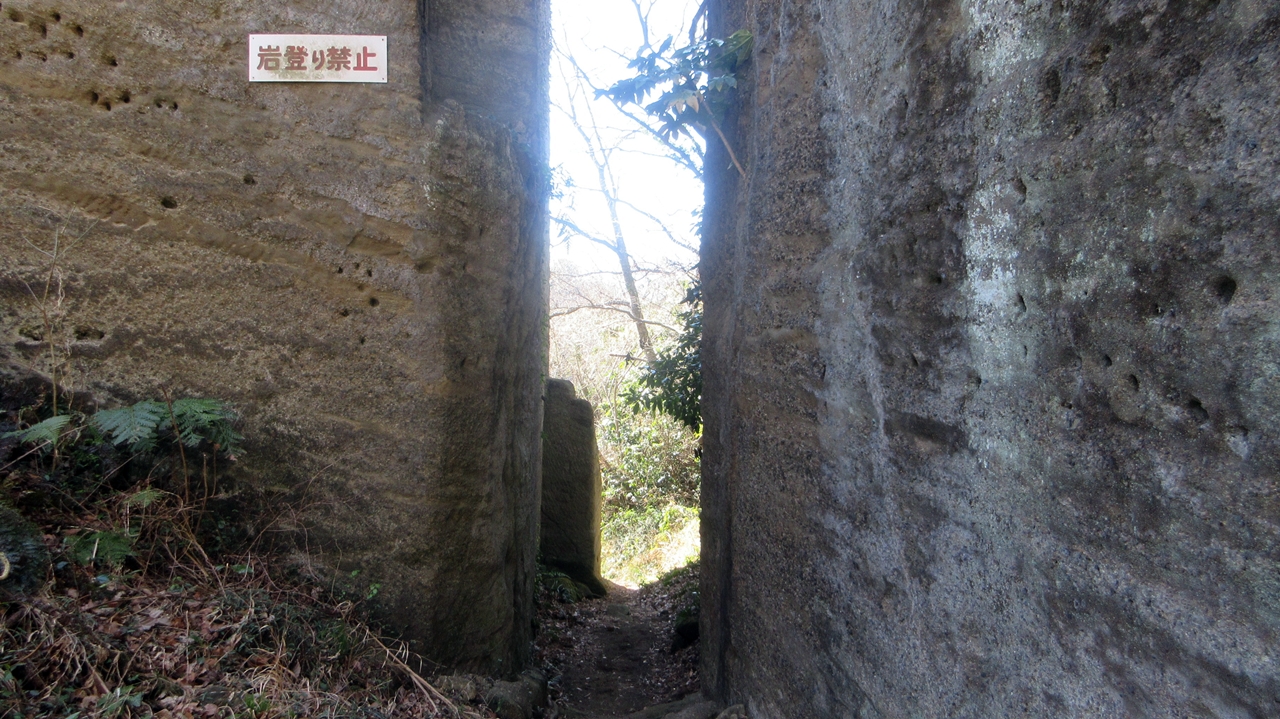 磨崖仏の裏手に回れる細いスキマ