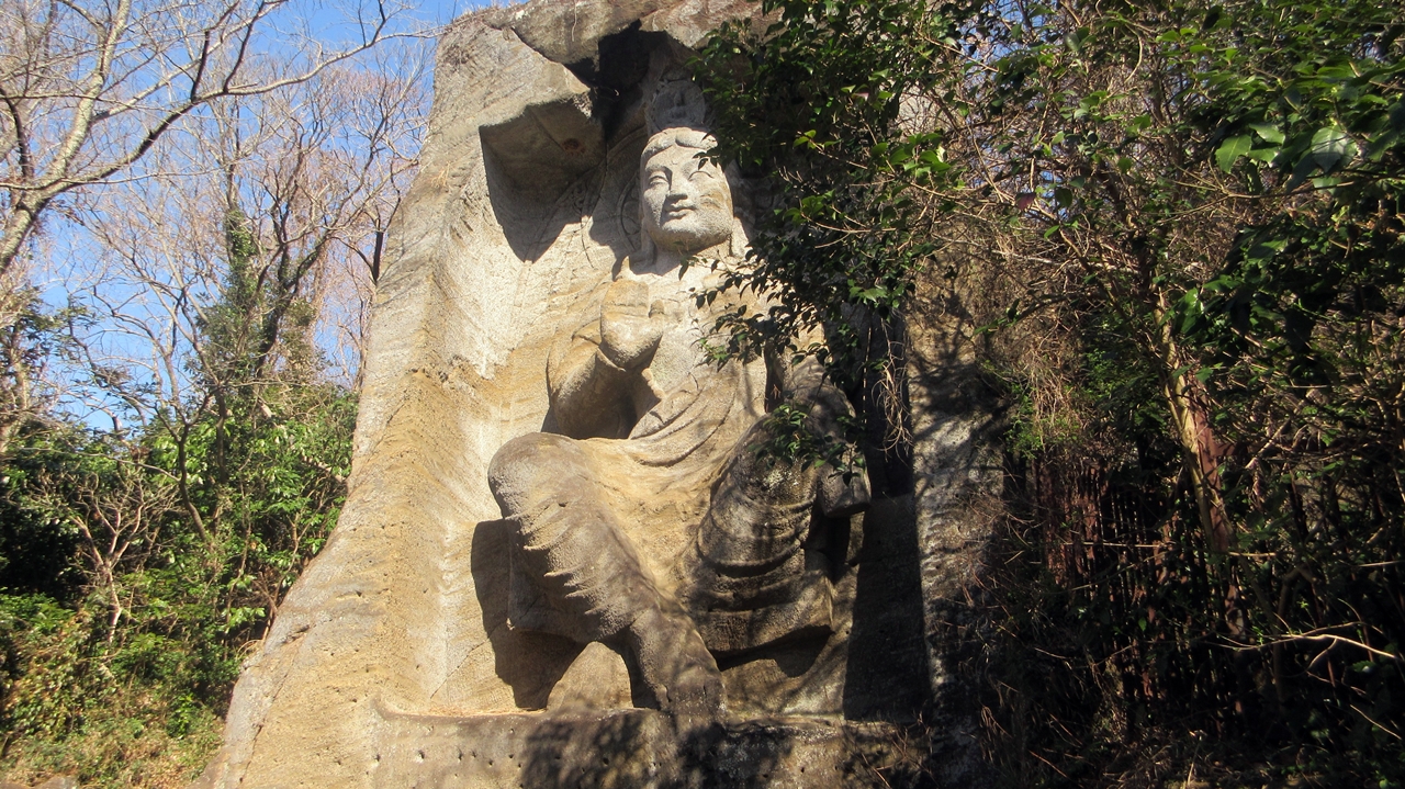 磨崖仏に右斜からみた全体のようす
