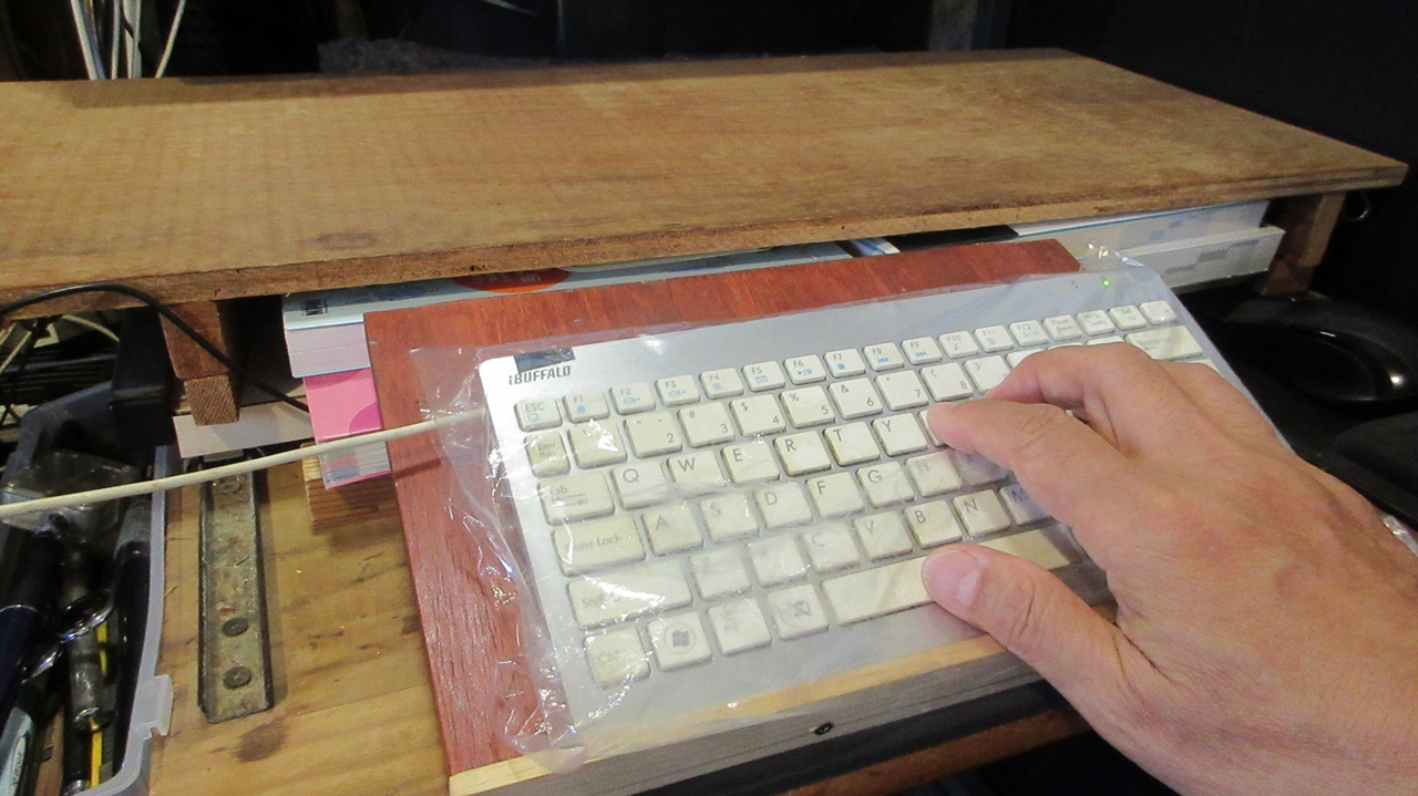 自作キーボード台にキーボードを載せてタイピング