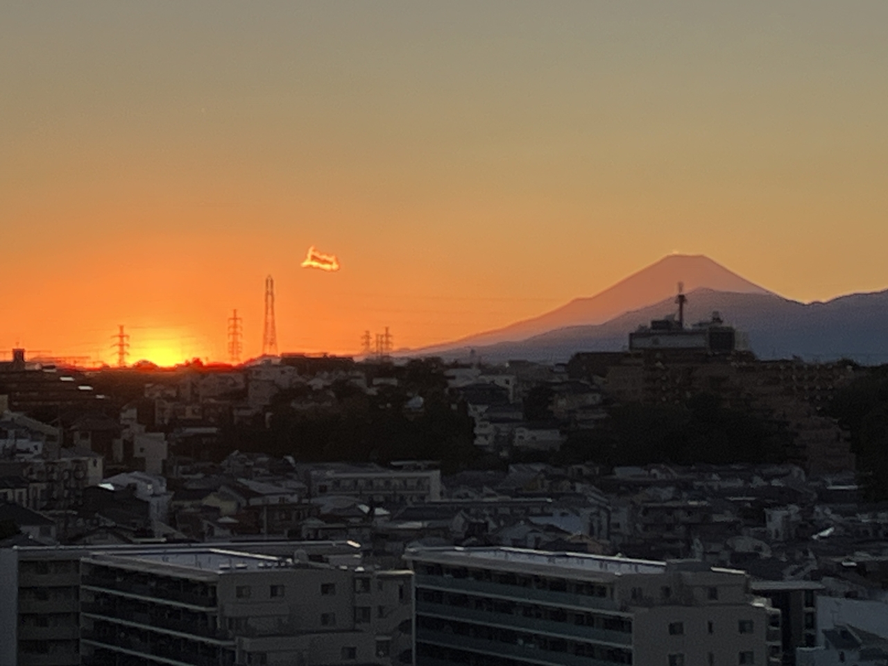2025年11月3日の夕暮れときの富士山のシルエット