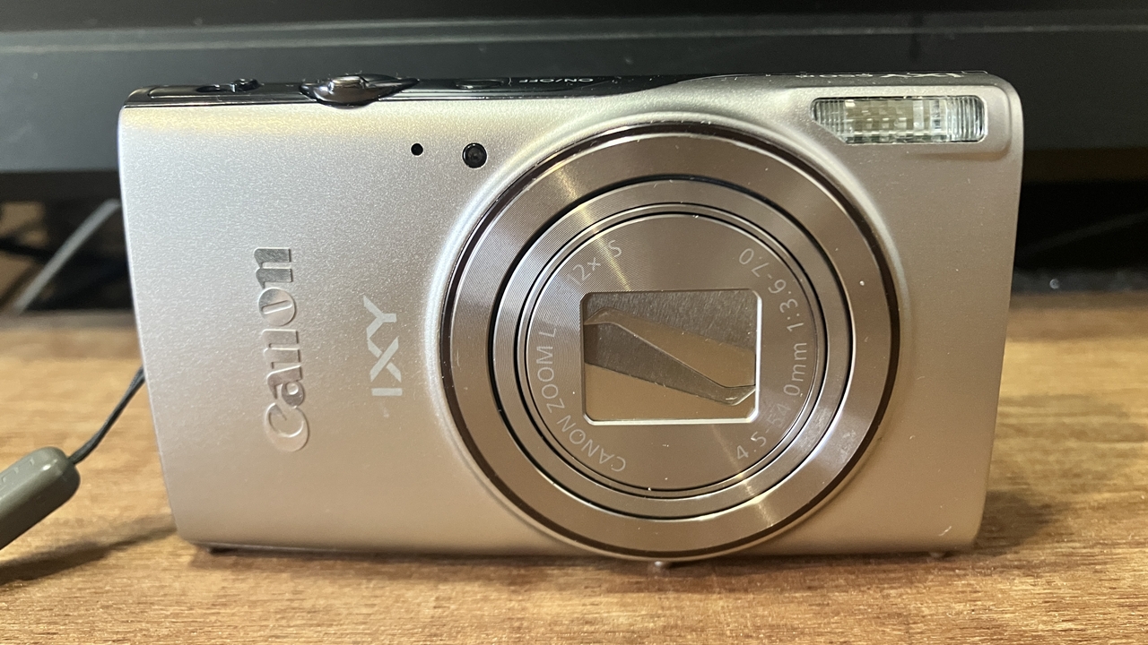 canonIXY650mカメラの正面