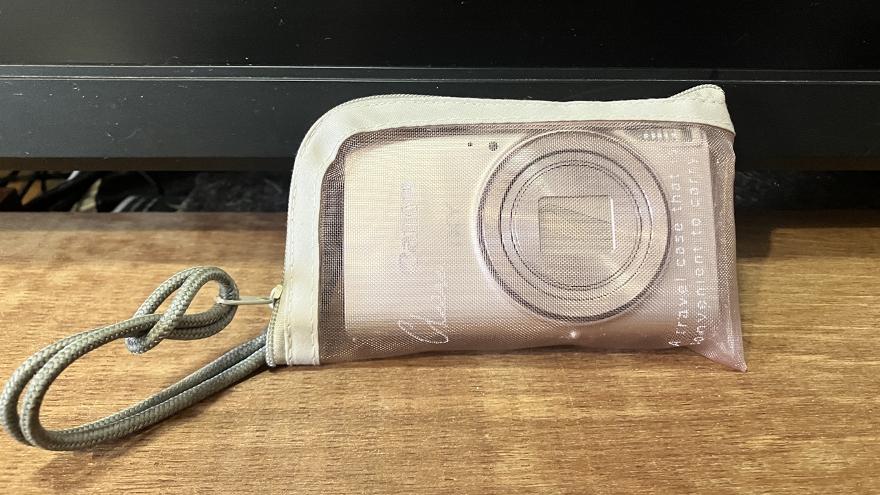 canonIXY650mをポーチに入れる