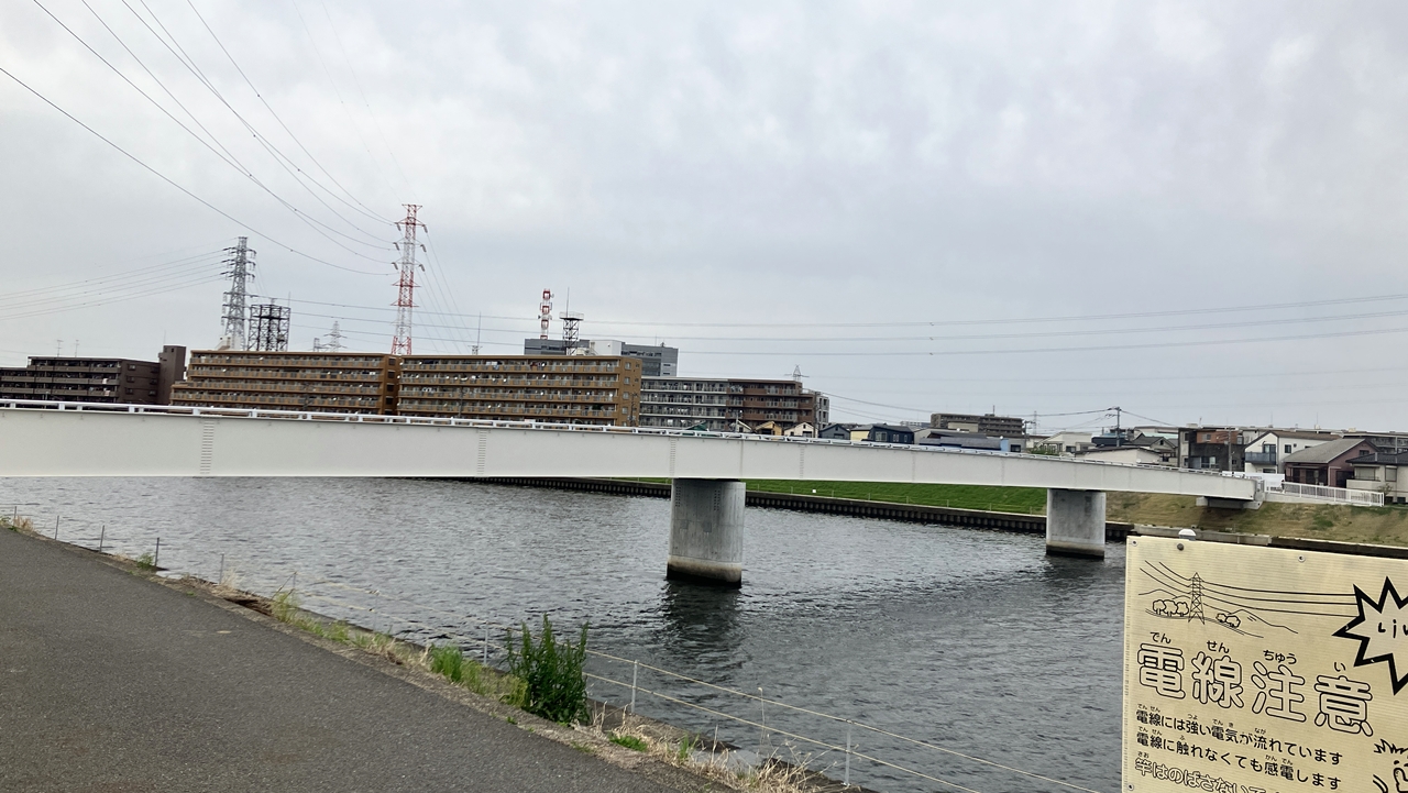 末吉地区の下流から橋を眺める