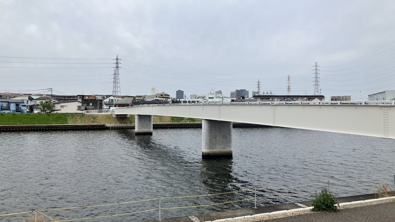 末吉地区の上流から橋を眺める