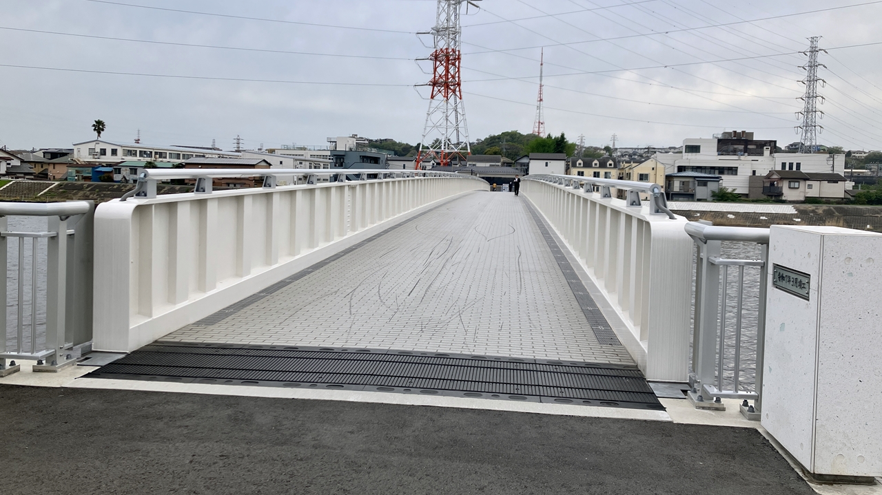 矢向地区から橋の出入り口を見る