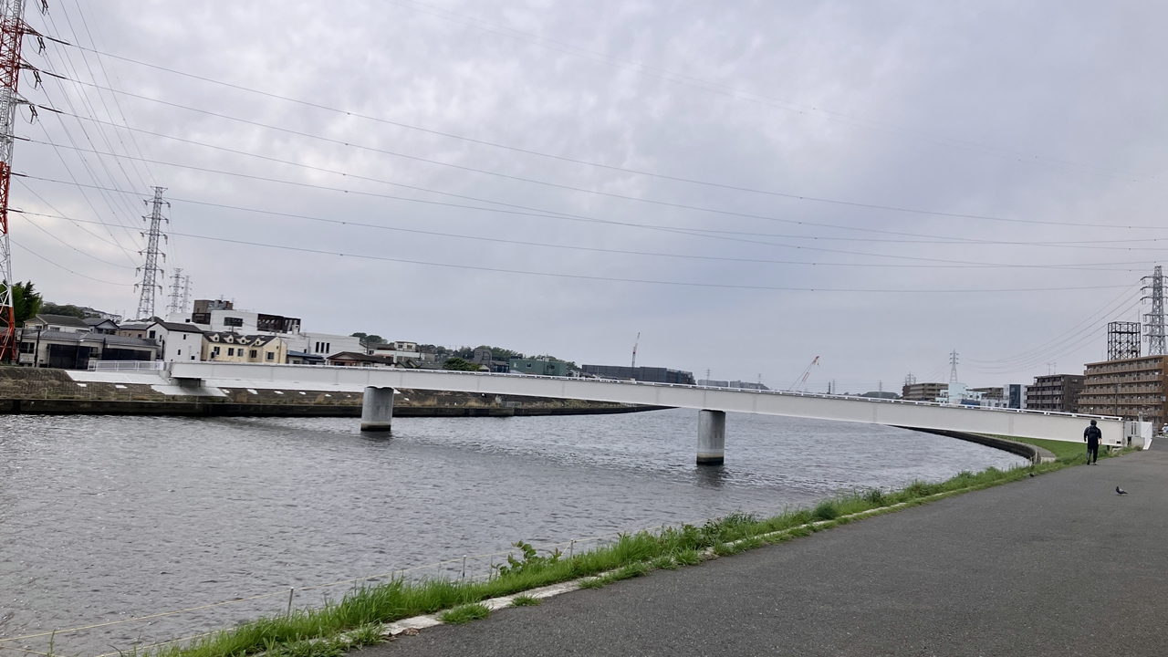 矢向地区の上流から橋を眺める